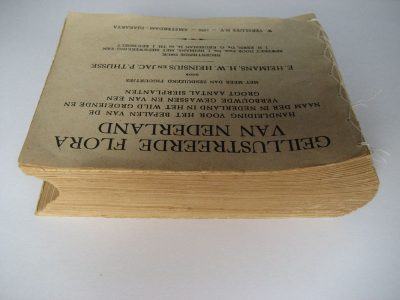 Door het naaiwerk krijg je een fikse opdikking op de rugzijde. Dit kun je voorkomen door te kiezen voor een andere bindwijze. Je kunt het ook oplossen door de rug rond te zetten.  In dit geval is dit daar bewust voor gekozen.